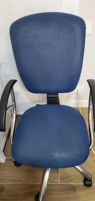 Silla de escritorio azul y plateada