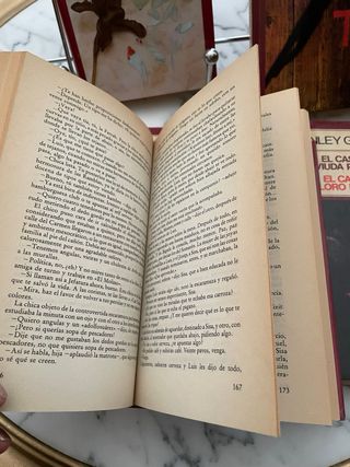 Cada libro contiene 2 títulos