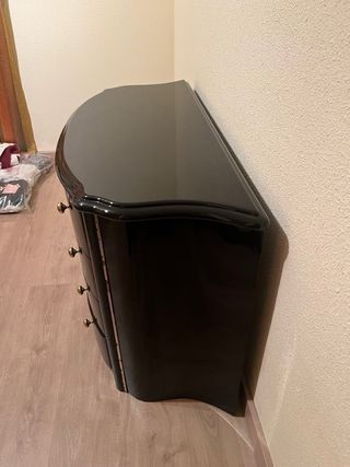 Cómoda negra lacada con detalles dorados