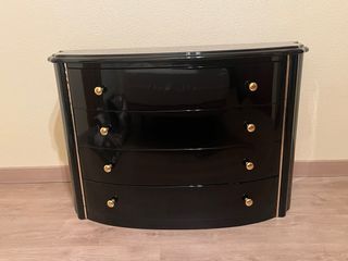 Cómoda negra lacada con detalles dorados