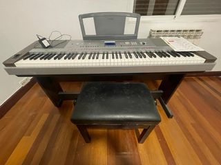 Piano Digital Yamaha DGX640 PortableGrand
