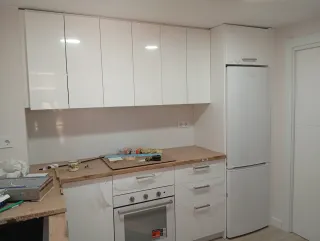 Monto puertas,cocinas,suelos madera-PVC 663483221