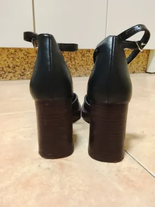 Zapatos de tacón negros plataforma, estilo boho.