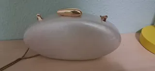 Bolso de mano perla con cadena dorada