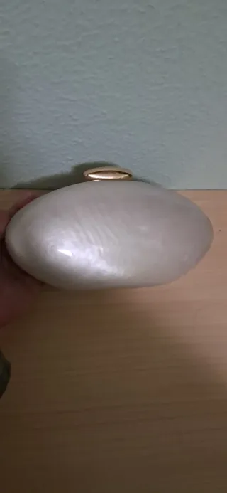 Bolso de mano perla con cadena dorada