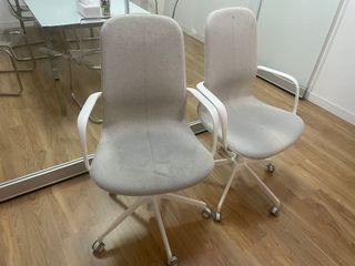 Sillas de oficina grises y blancas