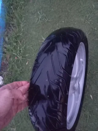 Rueda de aleación plateada