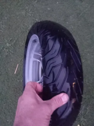 Rueda de aleación plateada