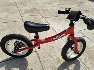 Bicicleta sin pedales roja