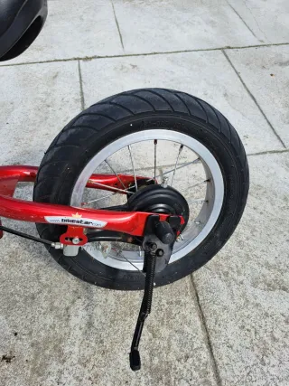 Bicicleta sin pedales roja