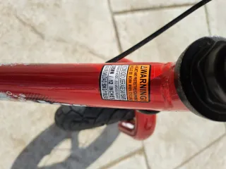 Bicicleta sin pedales roja