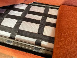 Divano letto arancione in tessuto