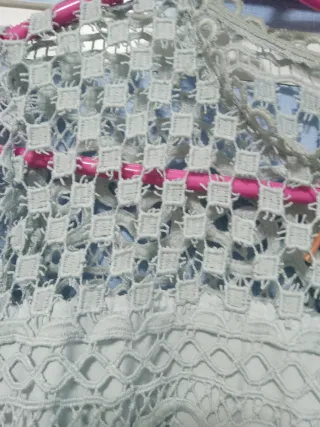 Vestido de encaje con volantes