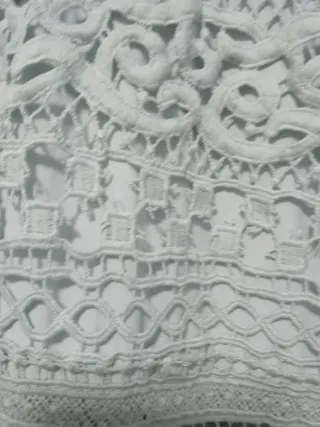 Vestido de encaje con volantes