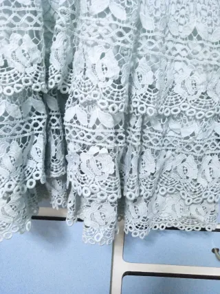 Vestido de encaje con volantes