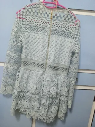 Vestido de encaje con volantes