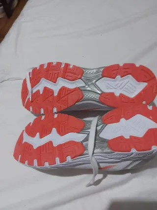 Zapatillas deportivas blancas y rosas