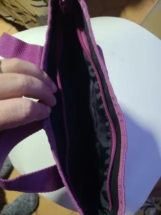 Bolso de hombro negro con flores rosas