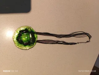 Colgante de cristal verde y negro