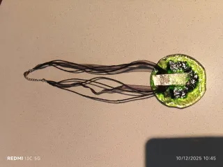 Colgante de cristal verde y negro