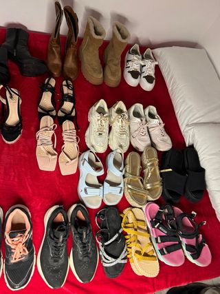 24 pares de botas, Bambas, sandalias y tacones.