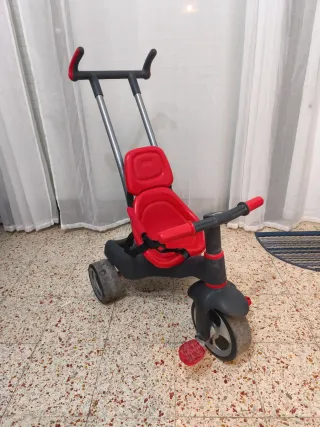 Triciclo infantil rojo y gris marca molto