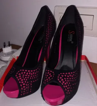 Zapatos de tacón negros y fucsia talla 39