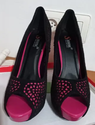 Zapatos de tacón negros y fucsia talla 39