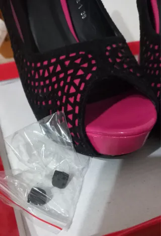 Zapatos de tacón negros y fucsia talla 39