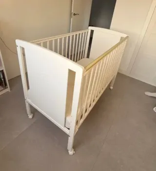 Cuna de madera blanca con ruedas