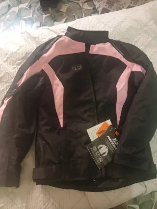 Chaqueta de moto negra y rosa