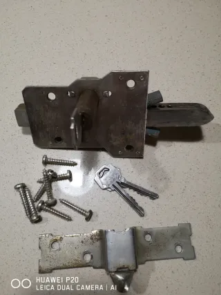 Cerradura metálica con llaves y tornillos