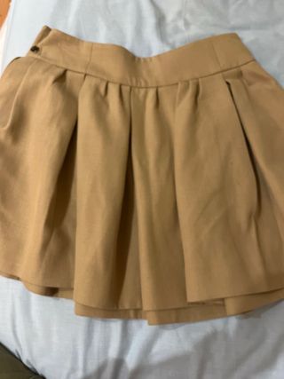 Falda beige plisada
