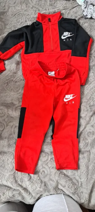 Conjunto Nike Air niño rojo y negro