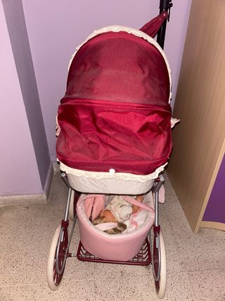 Carrito de muñecas rojo con capota
