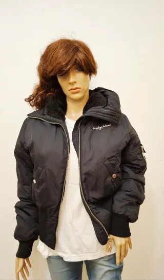 Chaqueta bomber negra con gato