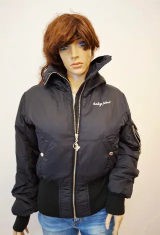 Chaqueta bomber negra con gato