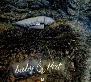 Chaqueta bomber negra con gato