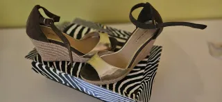 Sandalias Mustang Cuña Marrón y Dorado