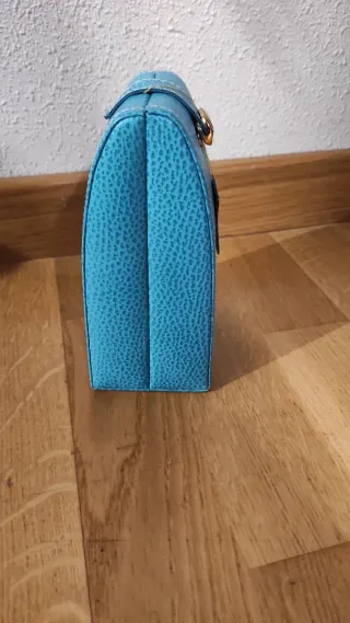 Joyero de piel azul con cierre dorado a estrenar.