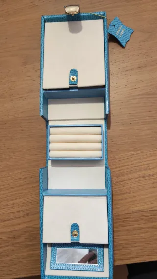 Joyero de piel azul con cierre dorado a estrenar.