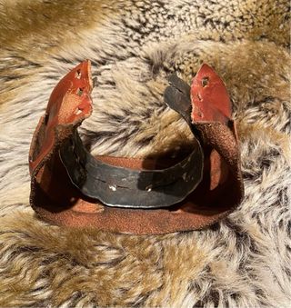 Brazalete de cuero con centro de metal.