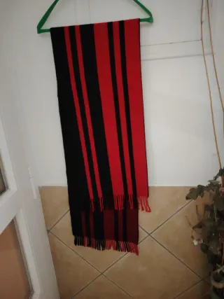 Bufanda de rayas rojas y negras