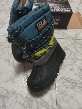 Botas de nieve azules y amarillas.numero 29