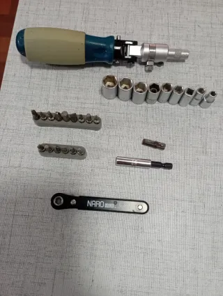 Juego de destornillador con puntas y vasos