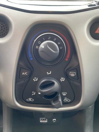 IMPECABLE!!! TOYOTA AYGO XPLAY 5 PUERTAS