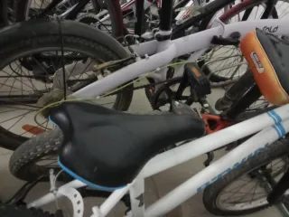 Bicicleta infantil, la blanca