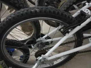 Bicicleta infantil, la blanca