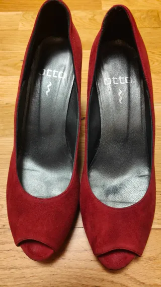 Zapatos de tacón burdeos