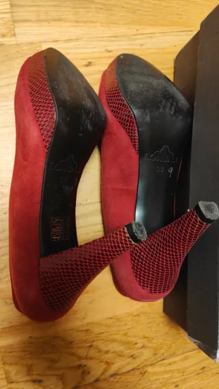 Zapatos de tacón burdeos